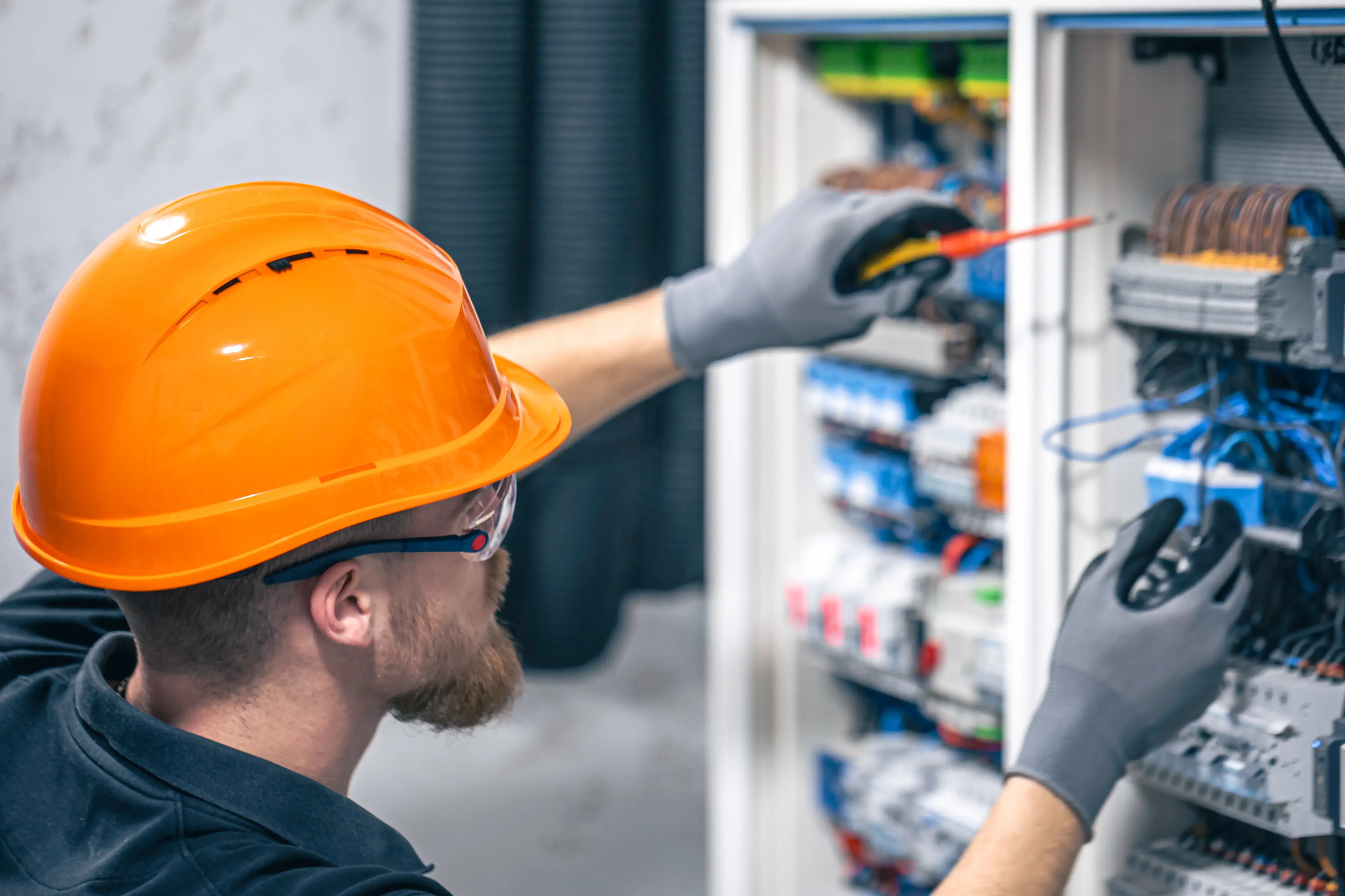 Eletricista para Empresas: Segurança, Eficiência e Atendimento B2B em Curitiba