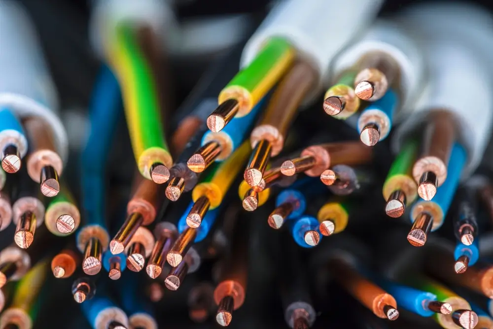 Fios e cabos elétricos de cobre coloridos para instalação elétrica.
